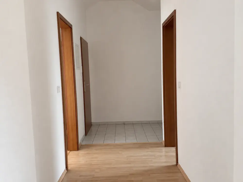 Wohnen unter dem Dach, Gemütliche Wohnung mit Stellplatz
