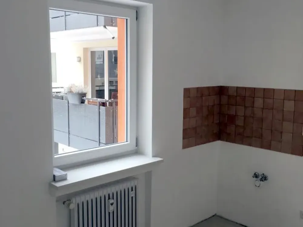 !!! توقف استقبال الطلبات !!! شقة واسعة مكونة من 2.5 غرفة في موقع مركزي جداً ولكنه هادئ