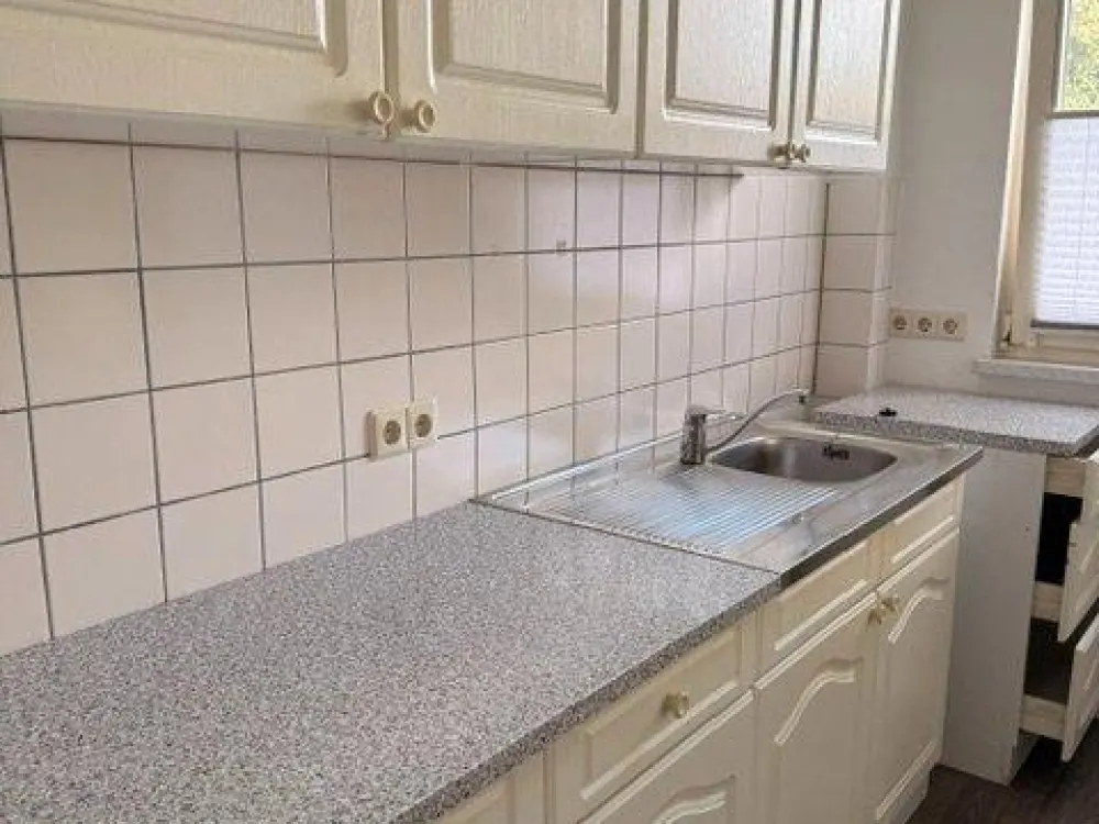 zentrale kleine geräumige 3-Raum Wohnung, 1.OG EBK, Stellplatz