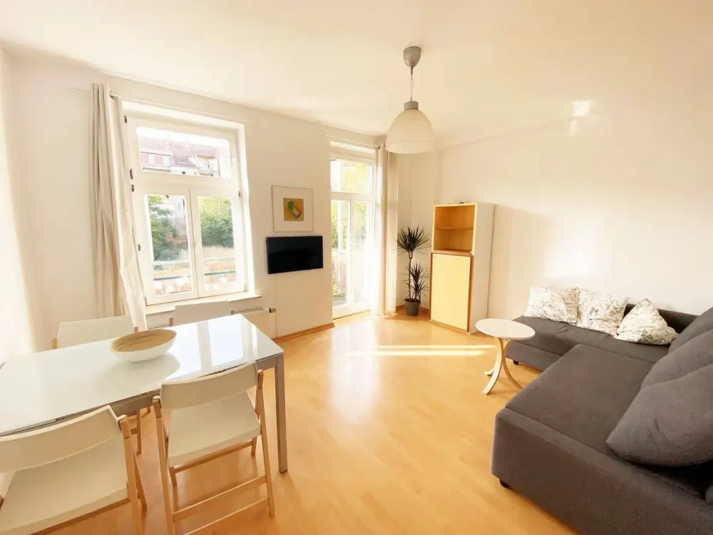 Schöne, ruhige, helle 2-Zimmer-Wohnung mit Balkon - komplett eingerichtet - im angesagten Altlindenau