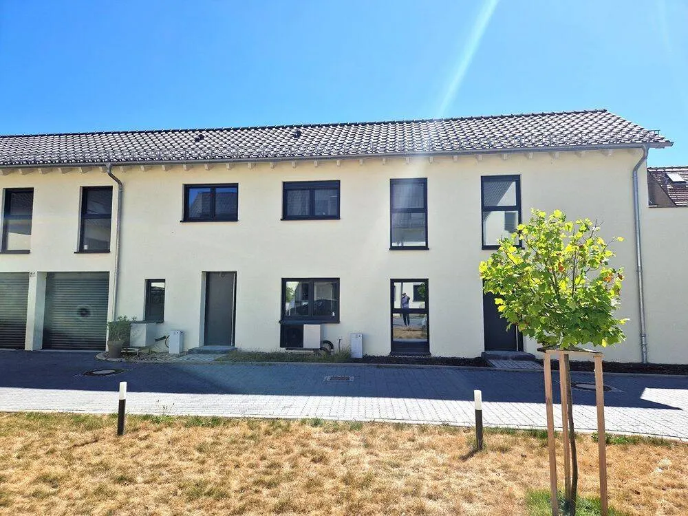 Einzigartig! Wunderschöne 4-Zimmer-Wohnung mit Dachterrasse zu vermieten!