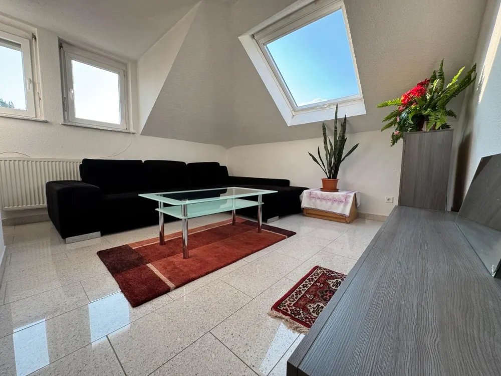 Lichtdurchflutete, möblierte 3-Zimmer-Dachgeschosswohnung (72 m²)