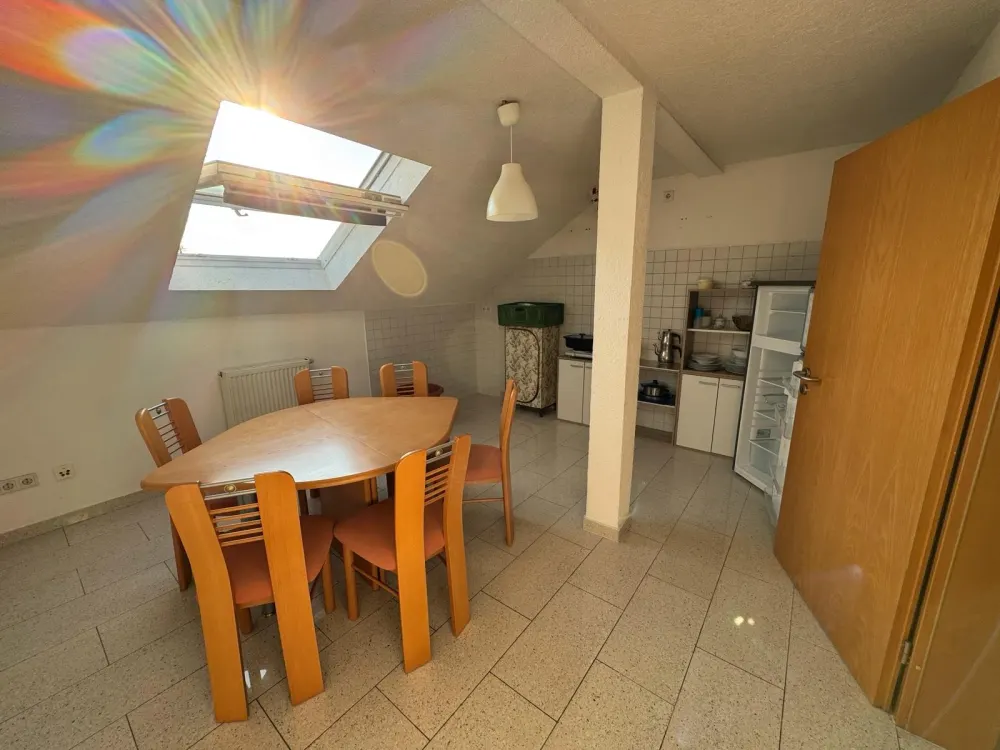 Lichtdurchflutete, möblierte 3-Zimmer-Dachgeschosswohnung (72 m²)