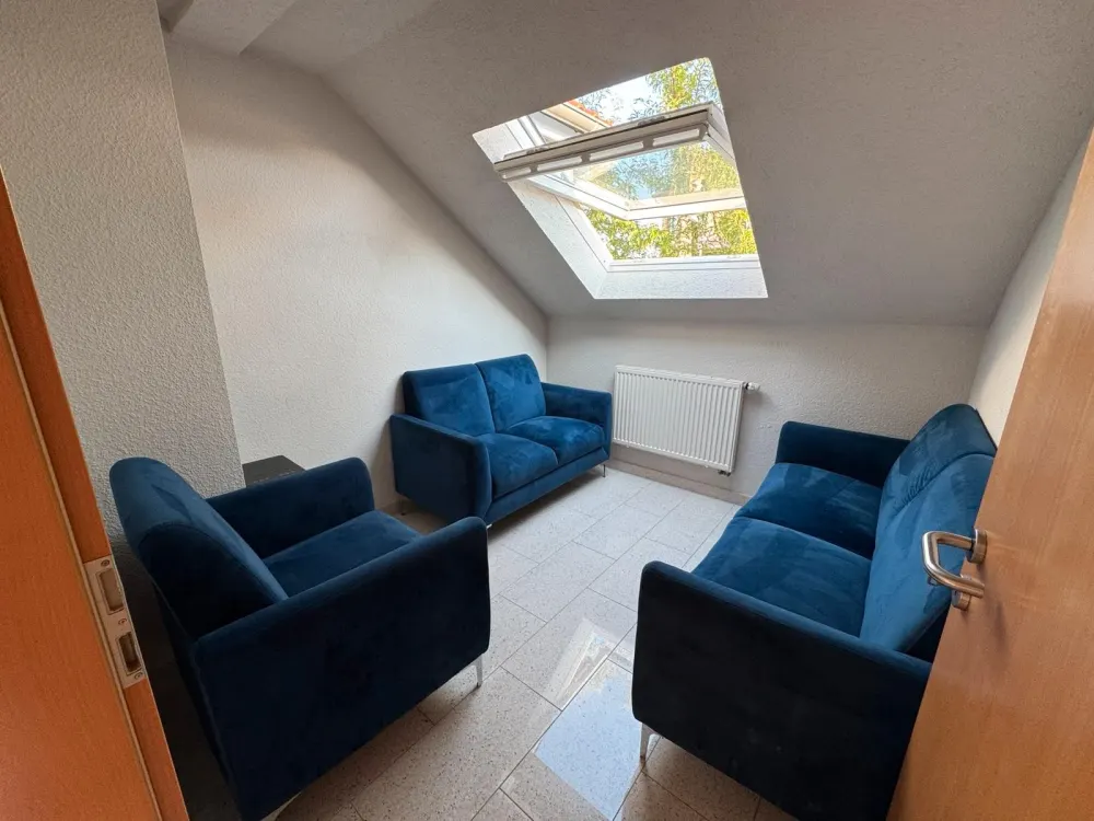 Lichtdurchflutete, möblierte 3-Zimmer-Dachgeschosswohnung (72 m²)