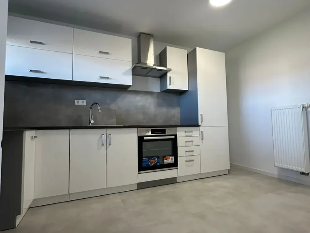Bright Family-Friendly 3-Room Apartment with Fitted Kitchen, Balconies, Parking
