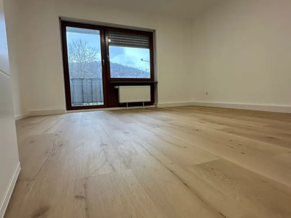 Bright Family-Friendly 3-Room Apartment with Fitted Kitchen, Balconies, Parking