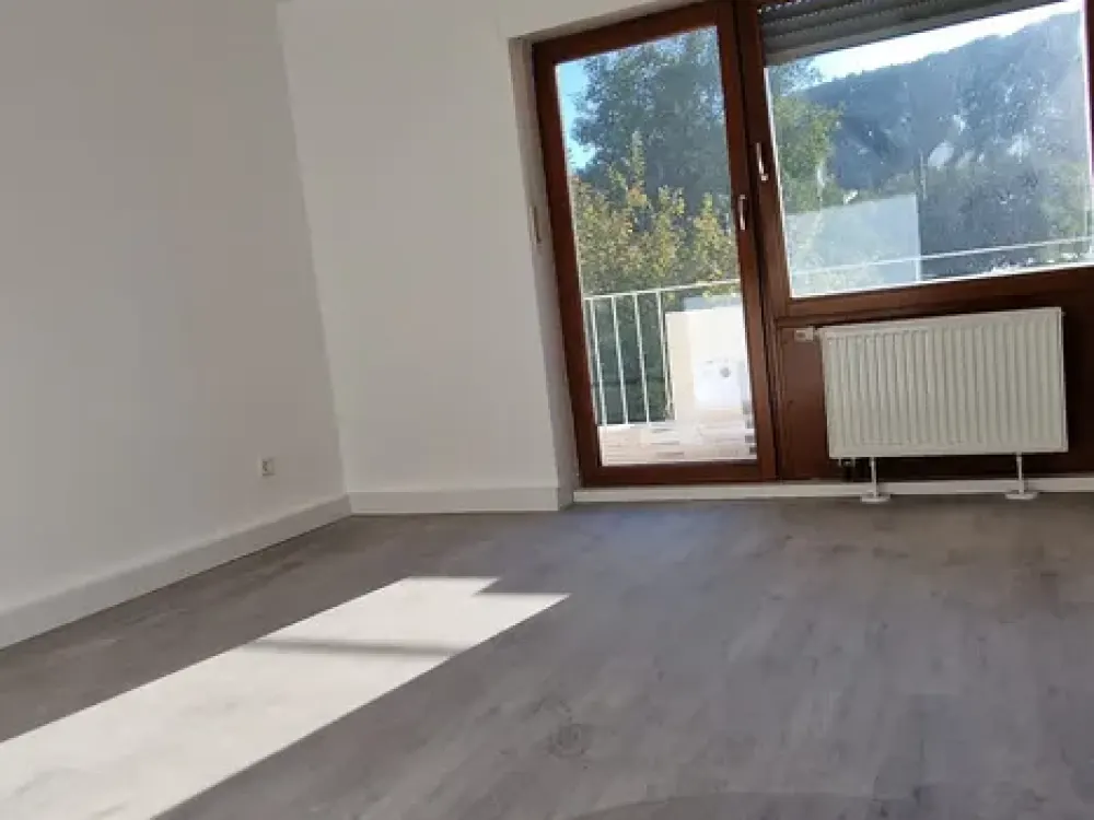 Bright Family-Friendly 3-Room Apartment with Fitted Kitchen, Balconies, Parking