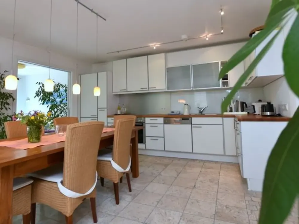 Exklusiv möblierte 4-Zimmer-Wohnung mit Terrasse und Garten direkt am Bodensee