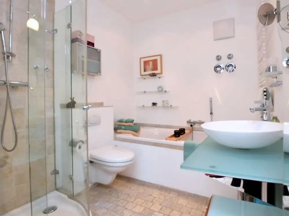 Exklusiv möblierte 4-Zimmer-Wohnung mit Terrasse und Garten direkt am Bodensee