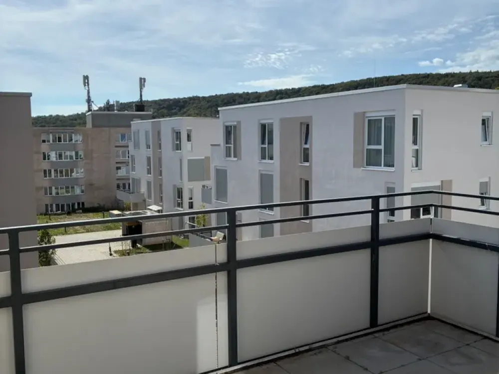 Attractive 3-Room Apartment with Balcony and Fitted Kitchen