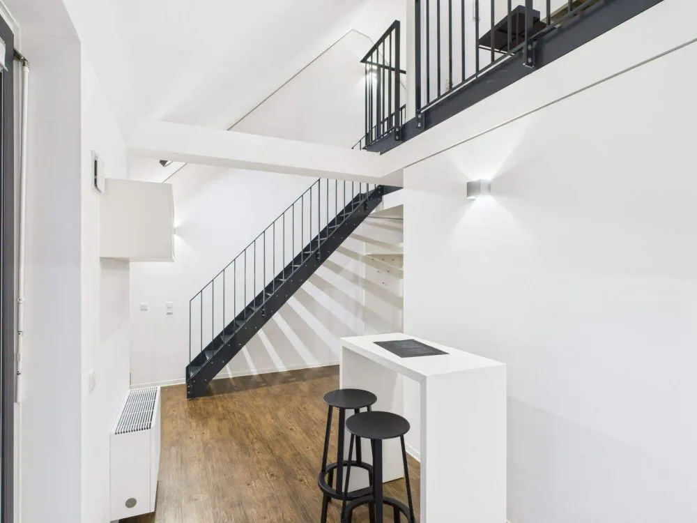 DIE ZIMMEREI | All-inclusive-Miete: Maisonette Wohnung mit Balkon - ideal für Young Pros | XL Bude