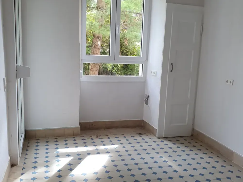 Spacious 4-Room Apartment in Karlsruhe