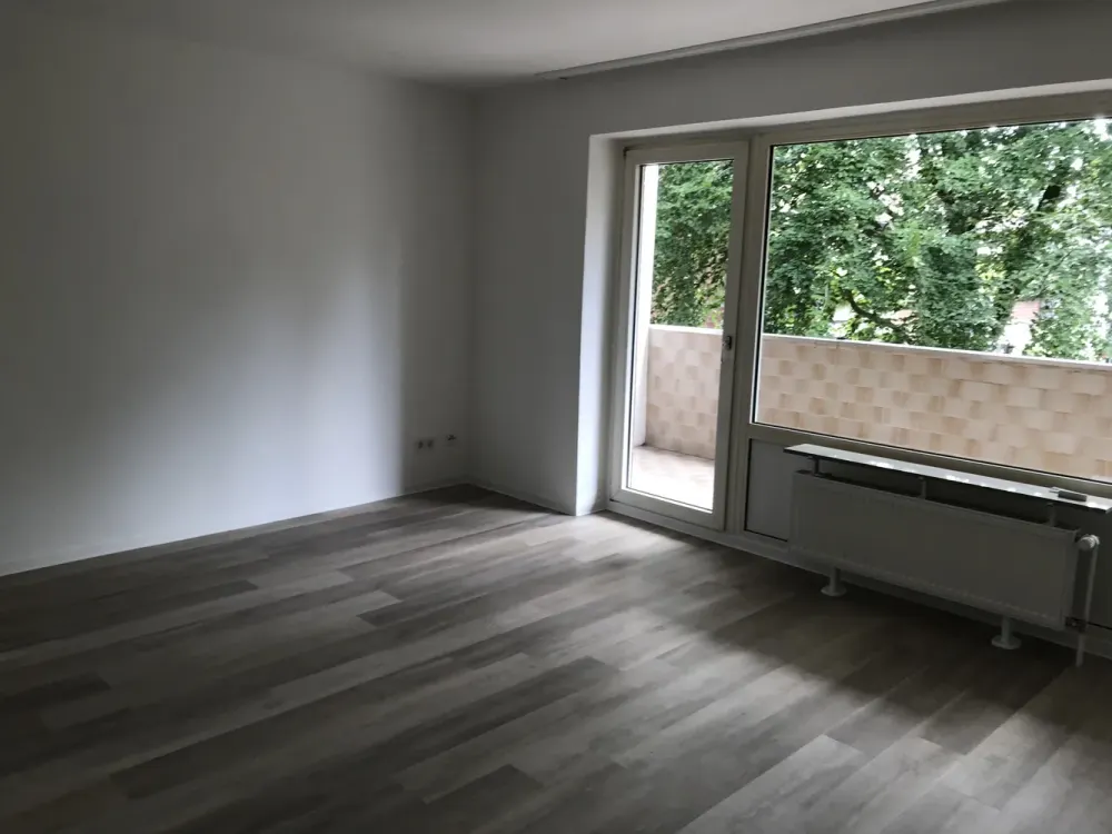 Frisch sanierte 2,5 - Zimmer Wohnung mit Loggia
