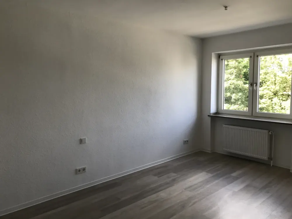 Frisch sanierte 2,5 - Zimmer Wohnung mit Loggia