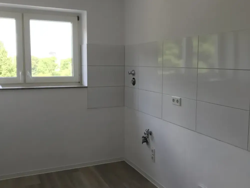 Frisch sanierte 2,5 - Zimmer Wohnung mit Loggia