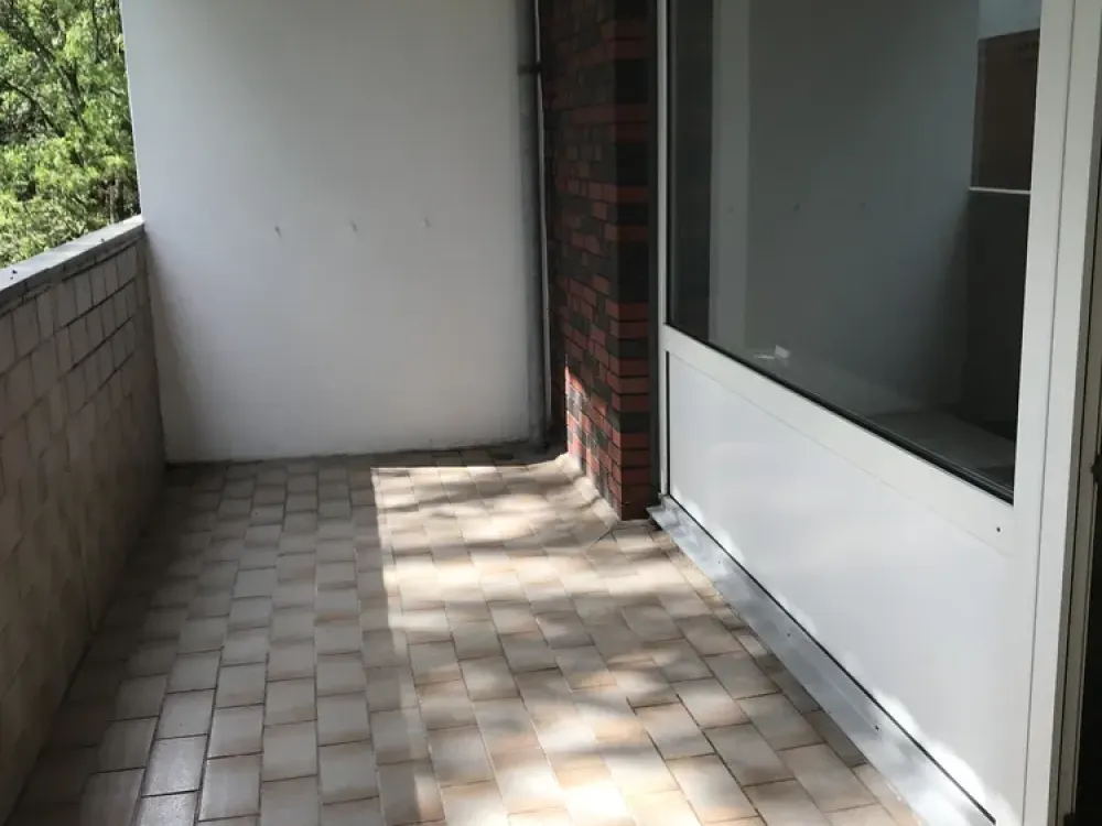 Frisch sanierte 2,5 - Zimmer Wohnung mit Loggia