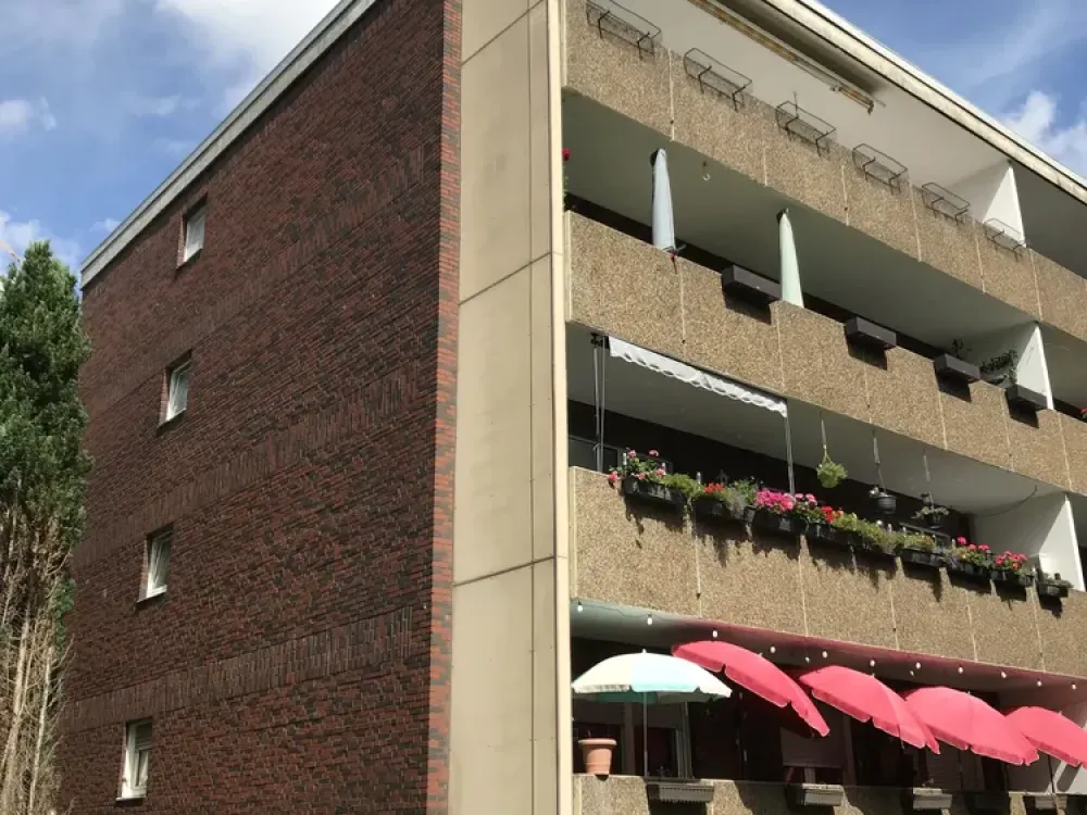 Frisch sanierte 2,5 - Zimmer Wohnung mit Loggia