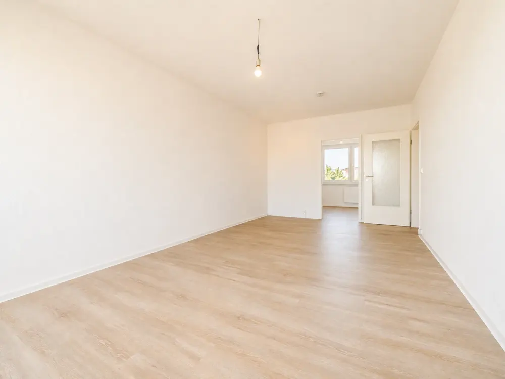 Neu Sanierte 4-RW * 4. OG * moderne EBK * Balkon * Tageslichtbad mit Wanne & WMA * zentral * TOP