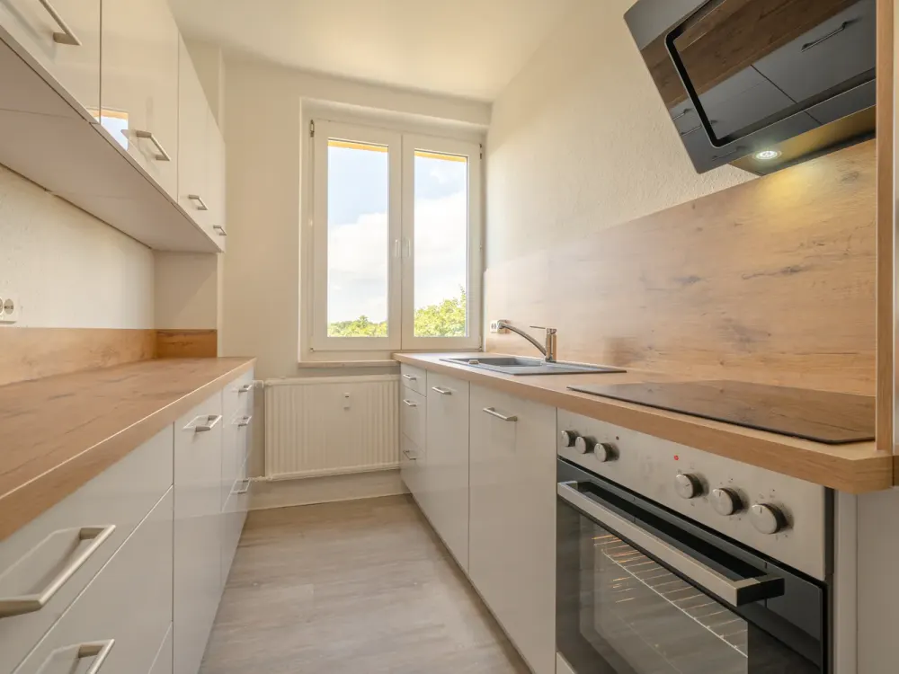 Neu Sanierte 4-RW * 4. OG * moderne EBK * Balkon * Tageslichtbad mit Wanne & WMA * zentral * TOP