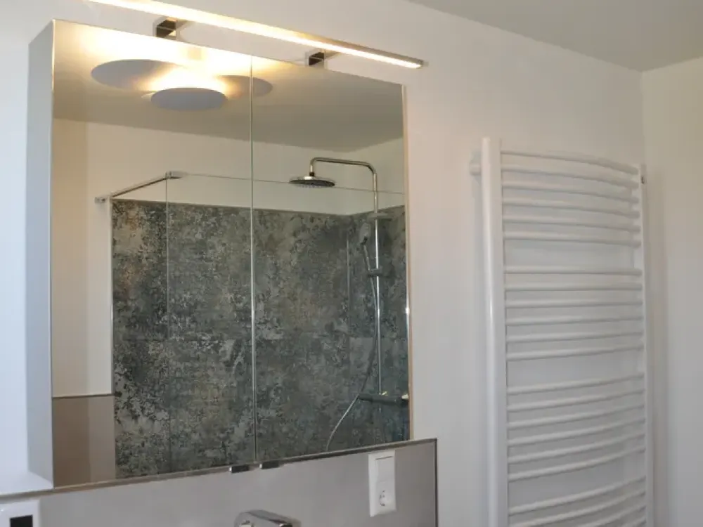 Attractive, very bright and beautifully renovated 4-room apartment over 2 floors, 2 bathrooms, 2 balconies