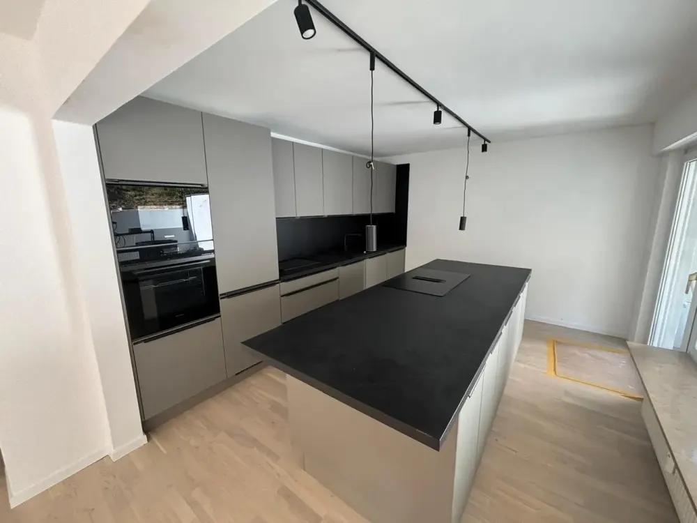 Komplett NEU RENOVIERTE 4,5-Zi-Whg. mit NEUER EINBAUKÜCHE, Wintergarten Terrasse