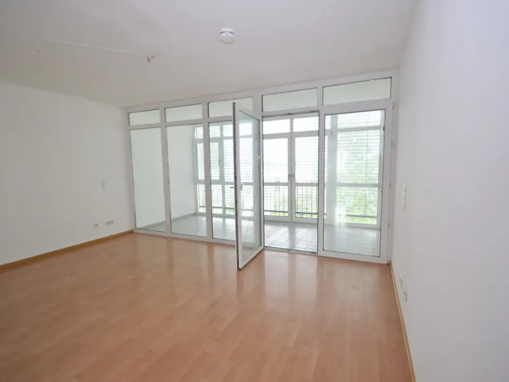 Helle geräumige 3-Zimmerwohnung mit Loggia und Tiefgaragenstellplatz!