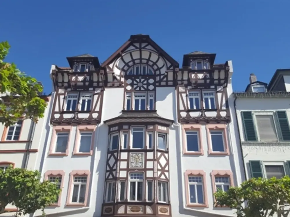 Wohnen mit Charakter! Großzügige 4 Zimmer-Dachgeschosswohnung in stilvollem Altbau