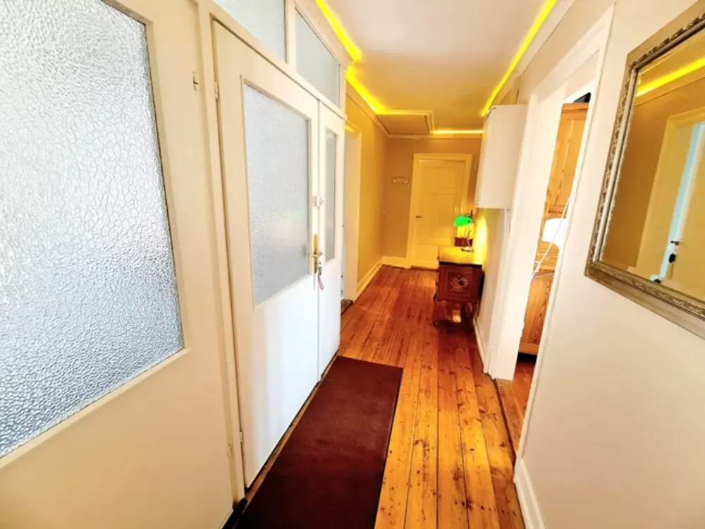 Wohnen mit Charakter! Großzügige 4 Zimmer-Dachgeschosswohnung in stilvollem Altbau