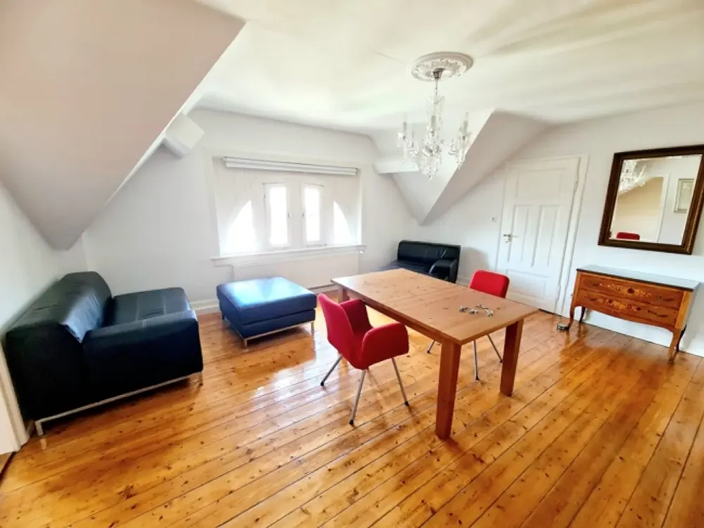 Wohnen mit Charakter! Großzügige 4 Zimmer-Dachgeschosswohnung in stilvollem Altbau