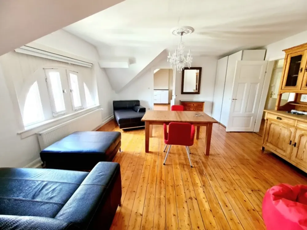 Wohnen mit Charakter! Großzügige 4 Zimmer-Dachgeschosswohnung in stilvollem Altbau