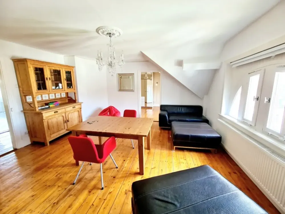 Wohnen mit Charakter! Großzügige 4 Zimmer-Dachgeschosswohnung in stilvollem Altbau