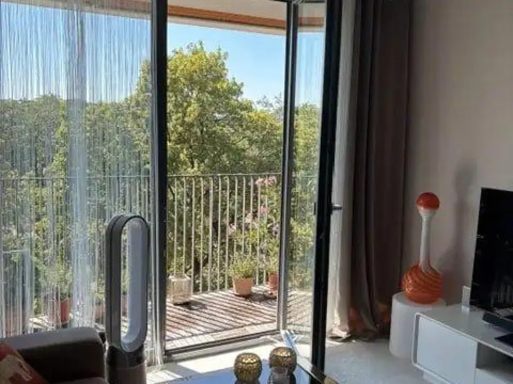 Helle voll möblierte 2-Zimmer-Wohnung 52 m² mit großem Balkon | S