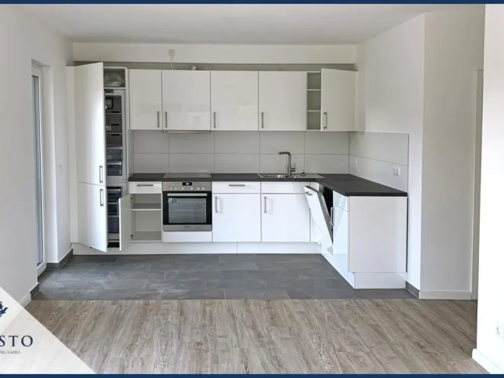 Frisch gestrichen! Drei-Zimmer Wohnung mit zwei Balkonen und Einbauküche