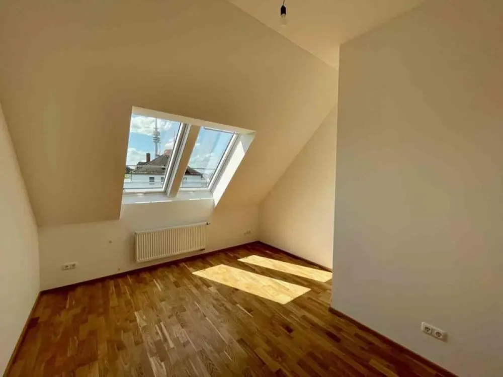 Wohntraum im Dachgeschoss: 4,5 Zimmer, Galerie und ein toller Blick auf den Olympiaturm!