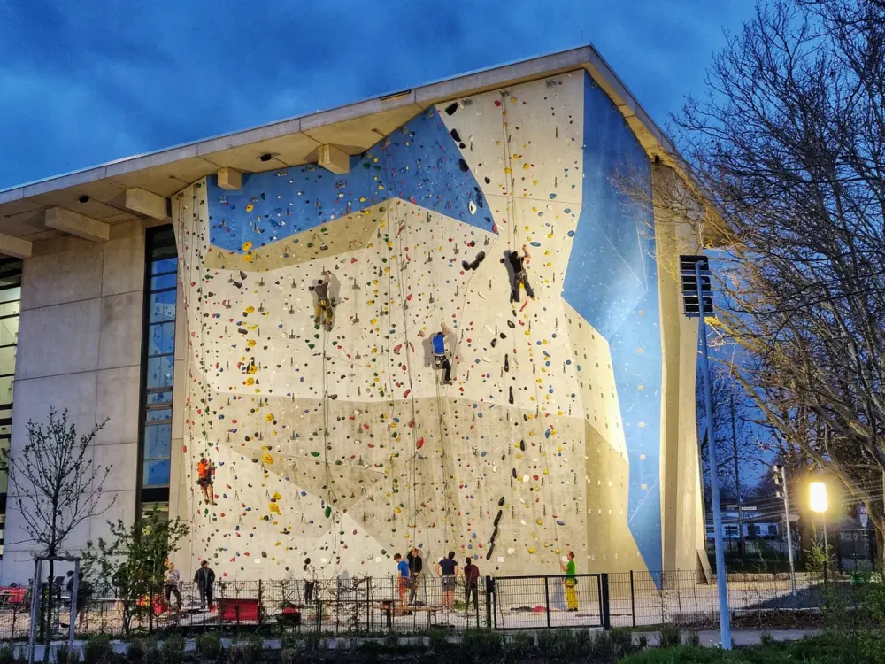 An STUDENTEN zu VERMIETEN: WG-Zimmer im Dachgeschoß des Sportzentrum Ost sucht Mitbewohner/in!