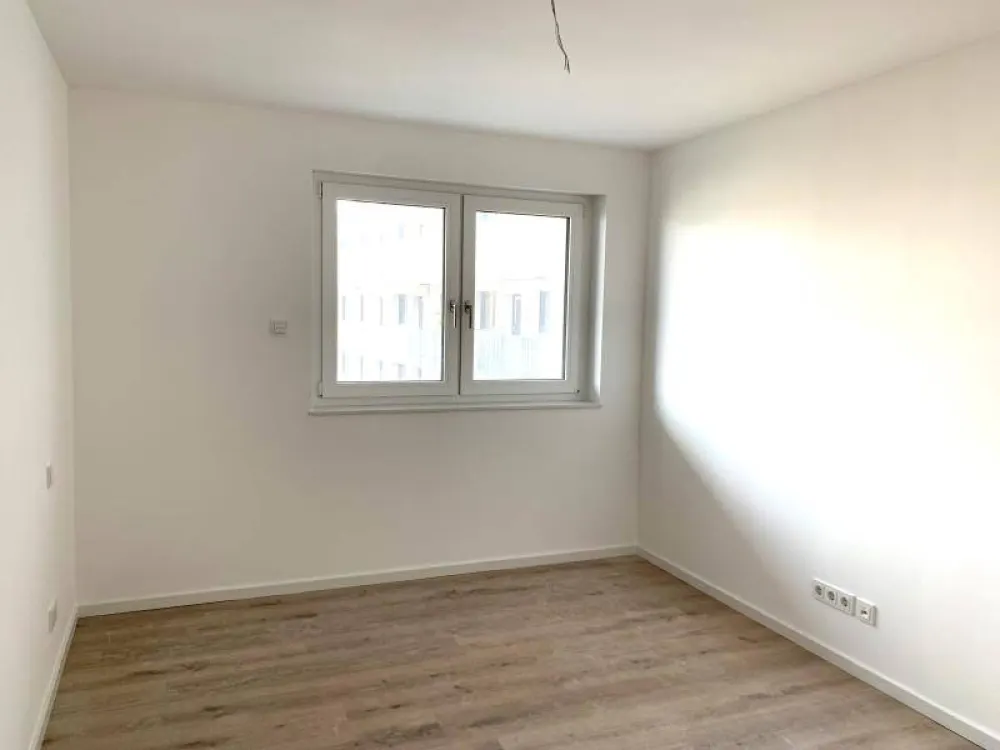 N-Schweinau: أول سكن! شقة جذابة ومضيئة من 3 غرف (الطابق الثالث) مع مطبخ مجهز وشرفة ومصعد وموقف سيارات تحت الأرض