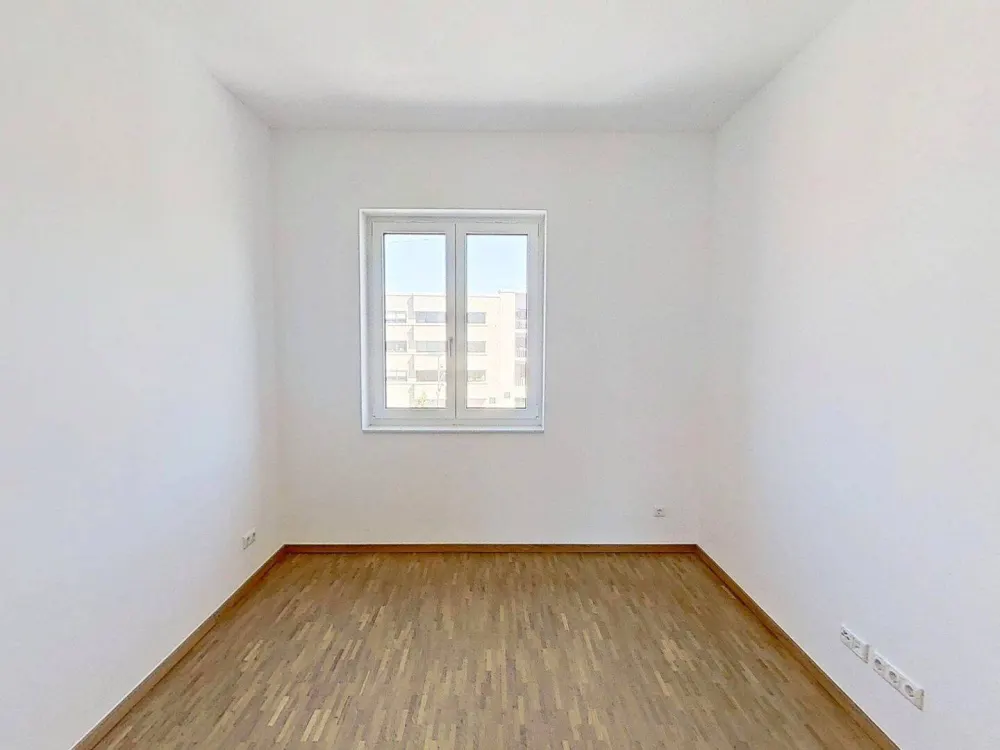 شقة جديدة بغرفتين مع مطبخ مجهز وشرفة في أول سكن