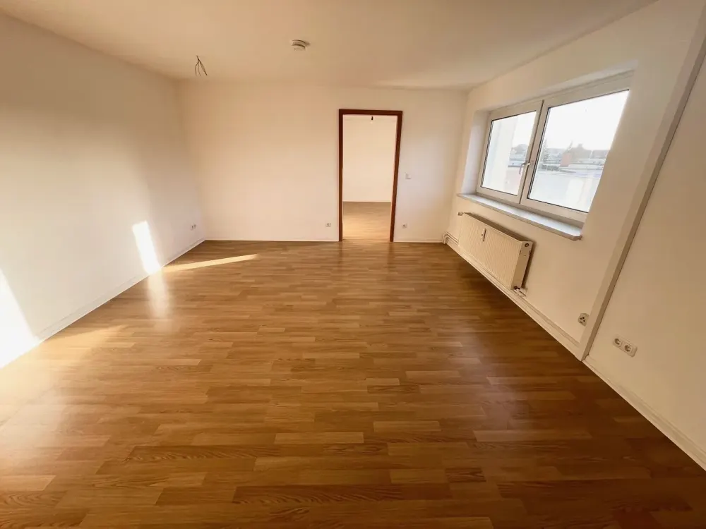 3-Raum Dachgeschosswohnung im Hansaviertel mit Laminat, Tageslichtbad mit Dusche und Einbauküche.!!!