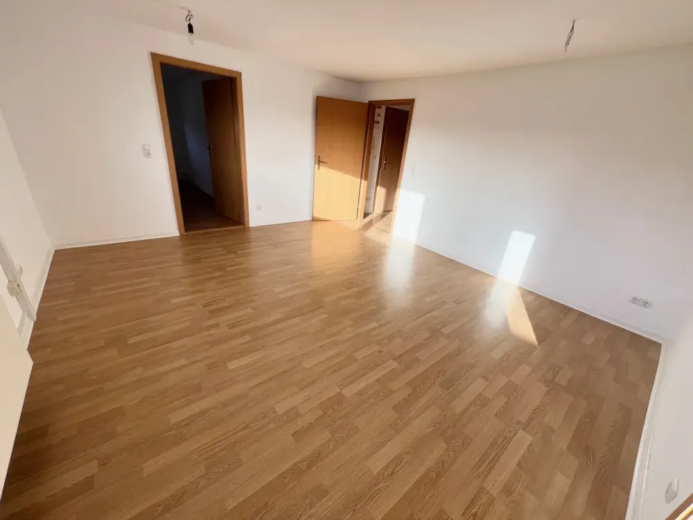 3-Raum Dachgeschosswohnung im Hansaviertel mit Laminat, Tageslichtbad mit Dusche und Einbauküche.!!!