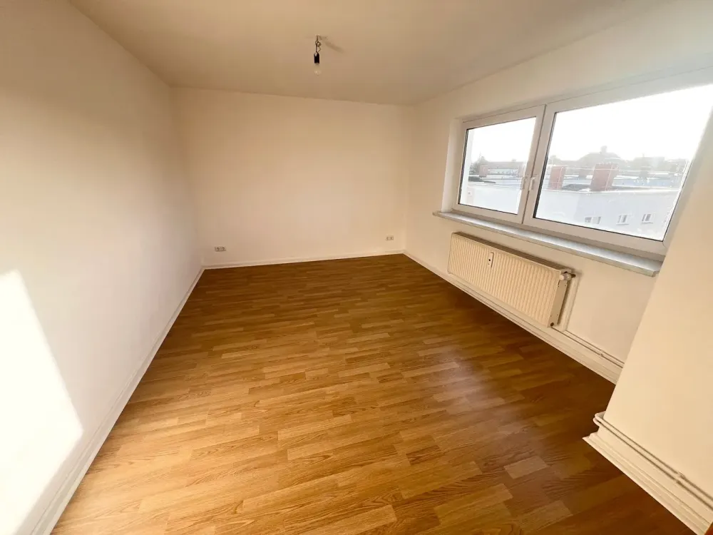 3-Raum Dachgeschosswohnung im Hansaviertel mit Laminat, Tageslichtbad mit Dusche und Einbauküche.!!!