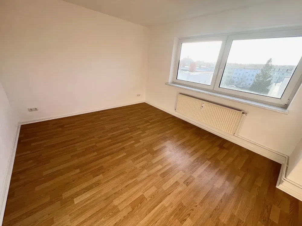 3-Raum Dachgeschosswohnung im Hansaviertel mit Laminat, Tageslichtbad mit Dusche und Einbauküche.!!!