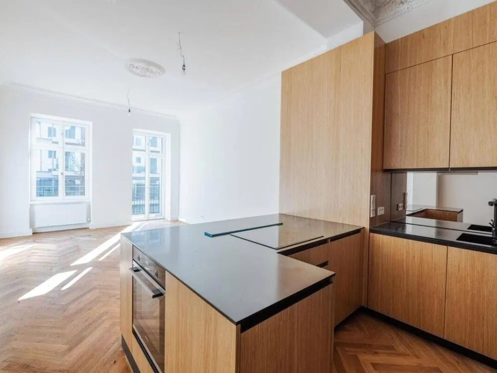 Zuhause in zwei Berliner Welten: Gründerzeit-Apartment mit Charme und Süd-Balkon