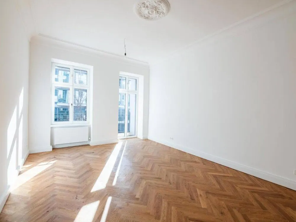 Zuhause in zwei Berliner Welten: Gründerzeit-Apartment mit Charme und Süd-Balkon