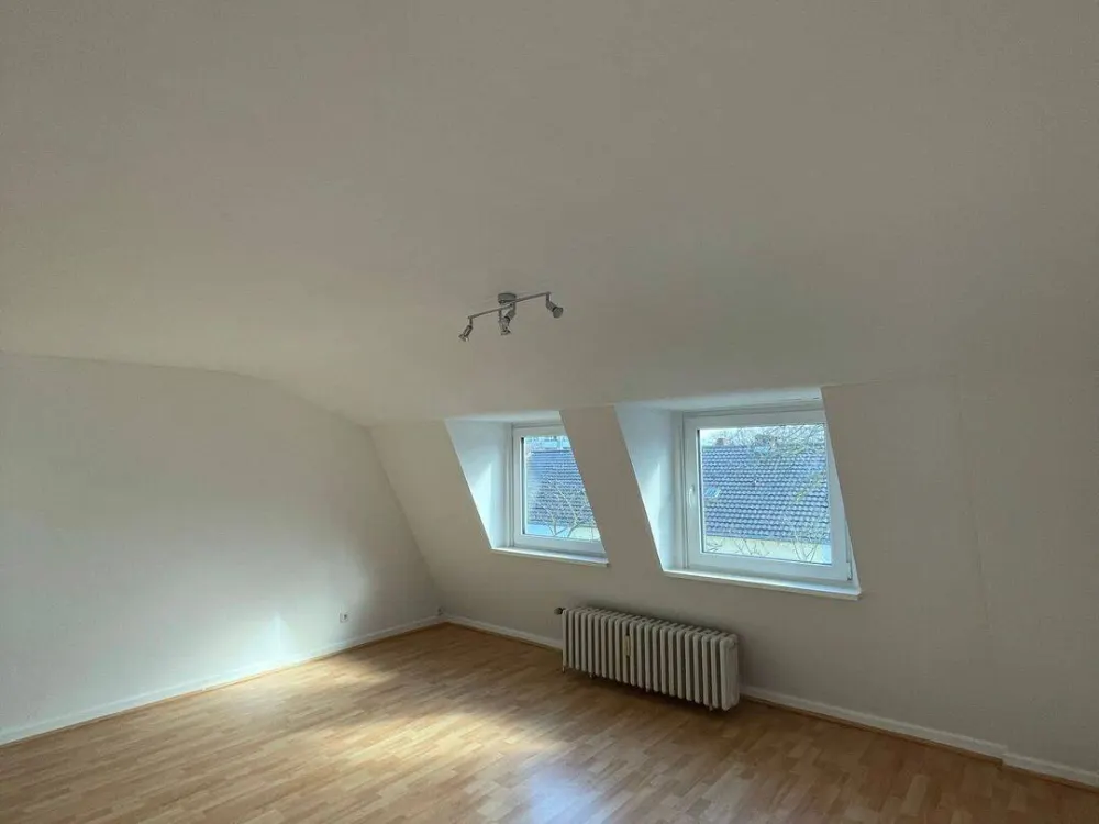 Frisch renoviertes Raumwunder! 120 m² Dachgeschosswohnung mit Traum-Balkon, Klimaanlage & Dom-Blick