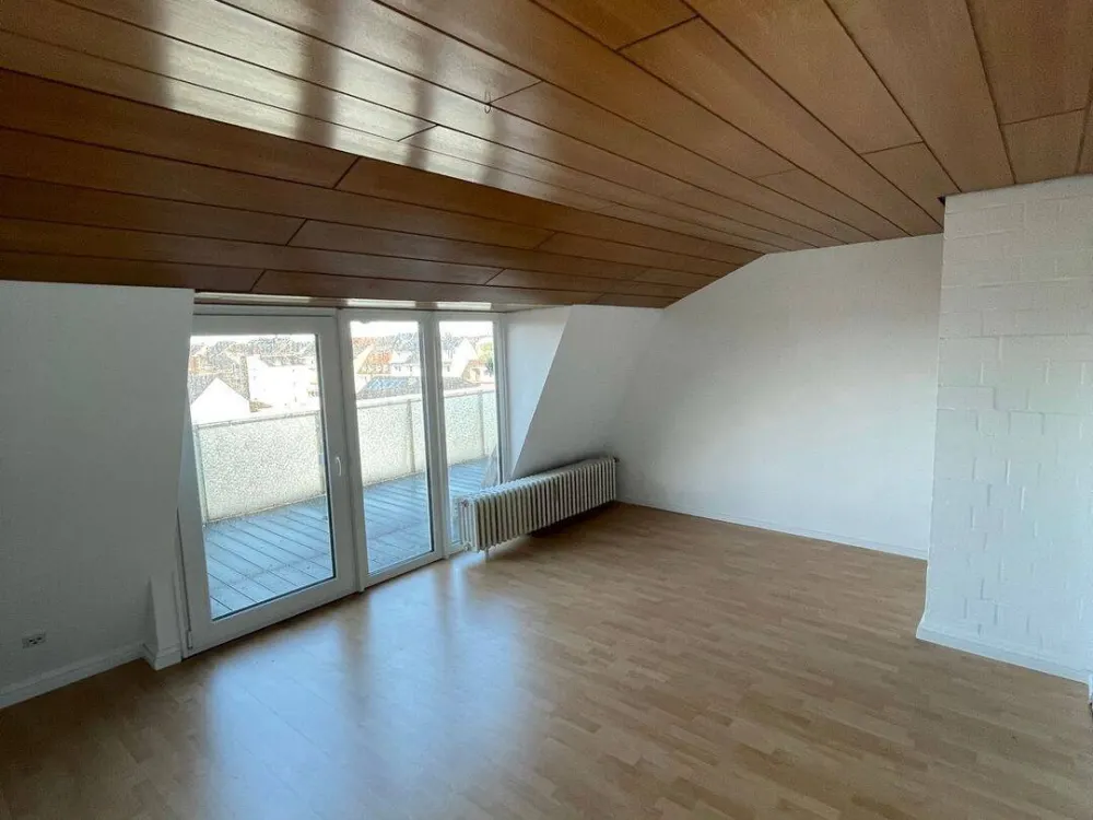 Frisch renoviertes Raumwunder! 120 m² Dachgeschosswohnung mit Traum-Balkon, Klimaanlage & Dom-Blick