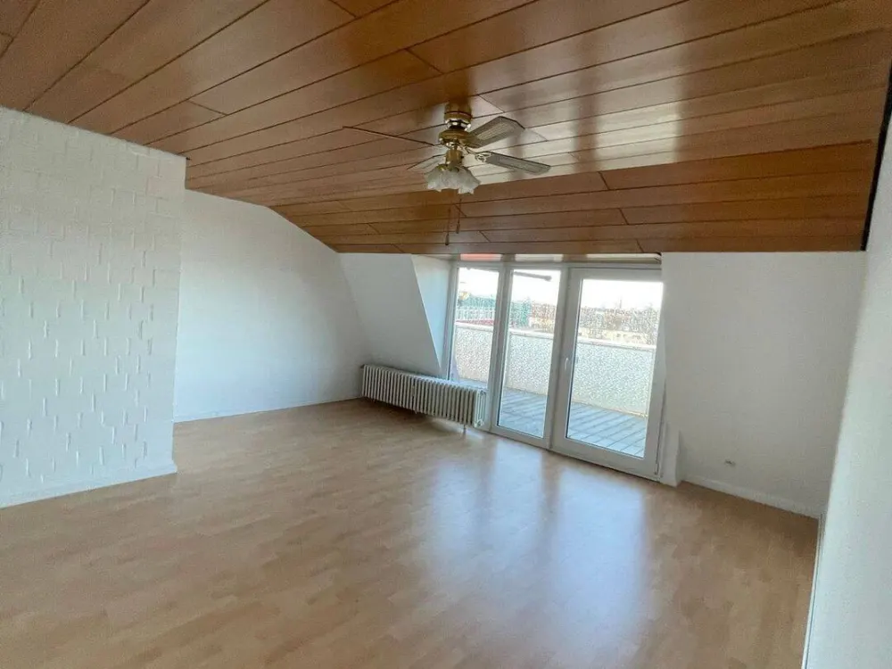 Frisch renoviertes Raumwunder! 120 m² Dachgeschosswohnung mit Traum-Balkon, Klimaanlage & Dom-Blick