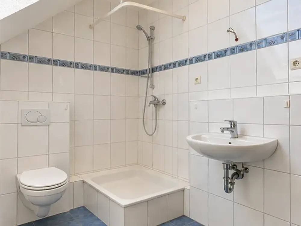 Bright, freshly renovated 2-room apartment with a view of greenery