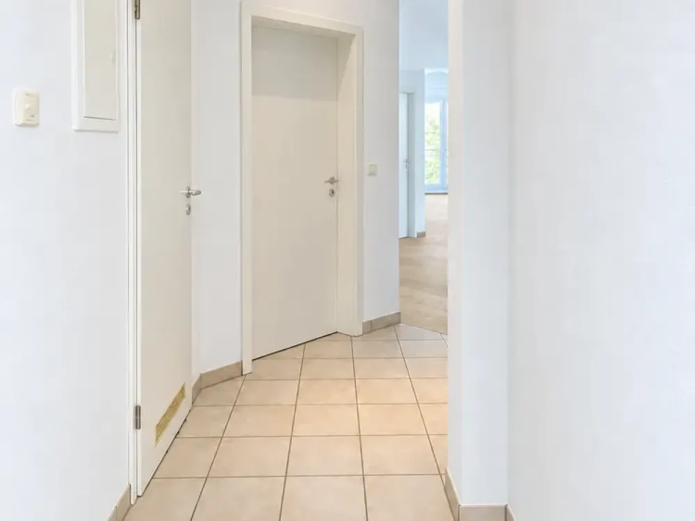 Bright, freshly renovated 2-room apartment with a view of greenery