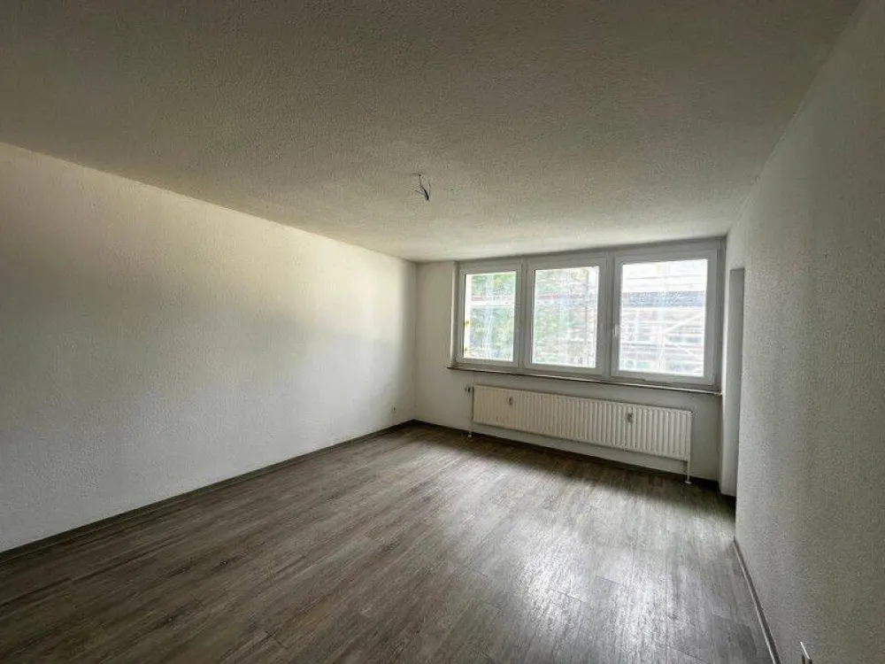 TOP renovierte Wohnung mit neuem Bad und Einbauküche !