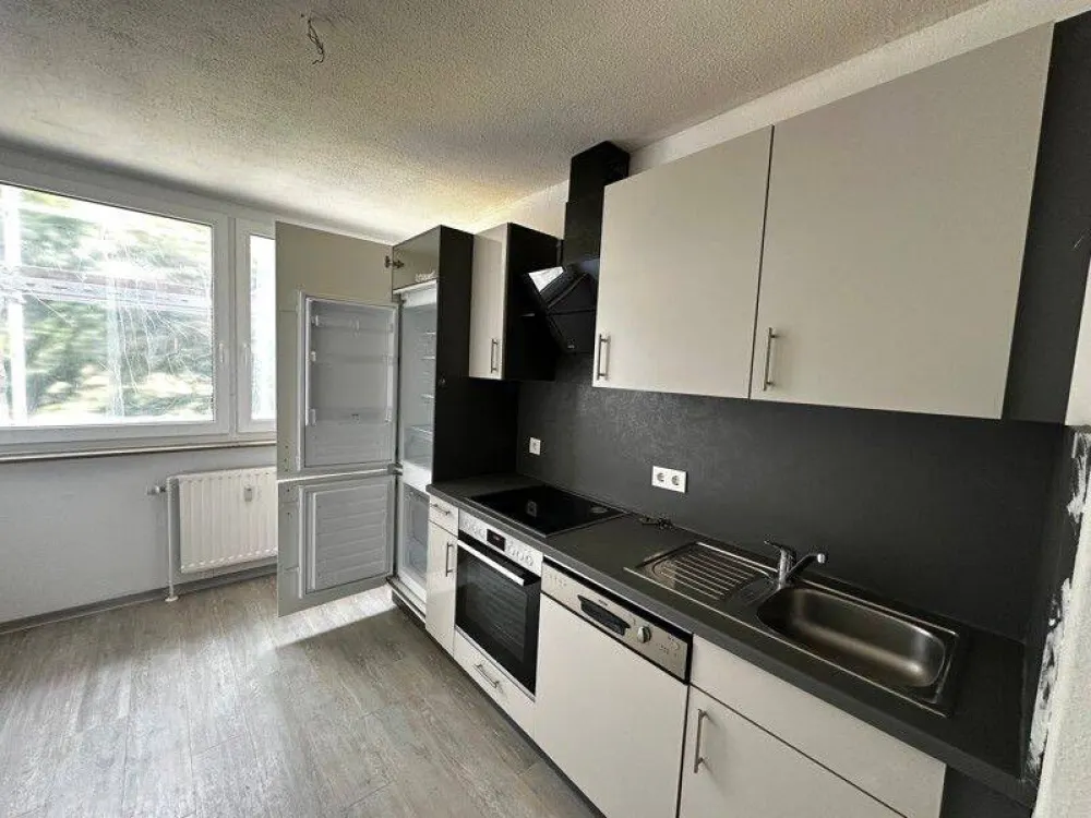 TOP renovierte Wohnung mit neuem Bad und Einbauküche !